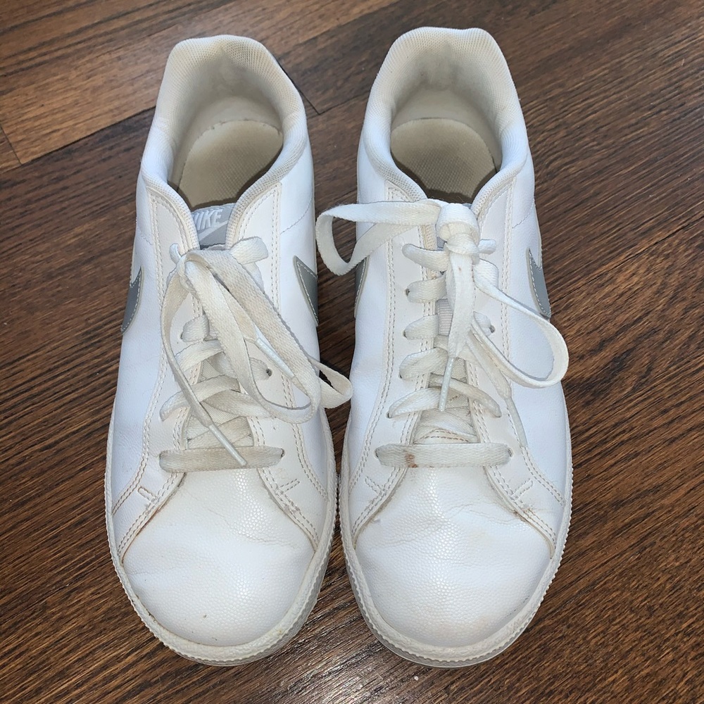 WHITE NIKE SNEAKERS WOMENS SIZE 9 WORN TWICE